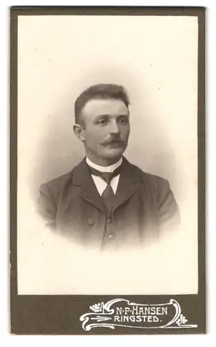 Fotografie N.P. Hansen, Ringsted, Portrait Herr mit Schnauzbart tzrägt Anzug und Krawatte