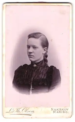 Fotografie L. Th. Olsen, Nakskov, Östergade, Portrait hübsches Mädchen mit Zopf & Schmuck