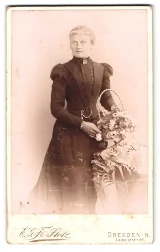 Fotografie Friedrich Stotz, Dresden, Leipzigerstr. 49, blonde Dame mit Blumenkorb & Armbanduhr