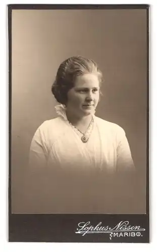 Fotografie Sophus Nissen, Maribo, Portrait junge Dame mit Halskette & Anhänger