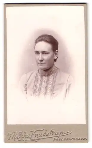 Fotografie M. Johs. Knudstrup, Frederikshavn, Portrait Hausfrau im Sonntagskleid beim Fotograf