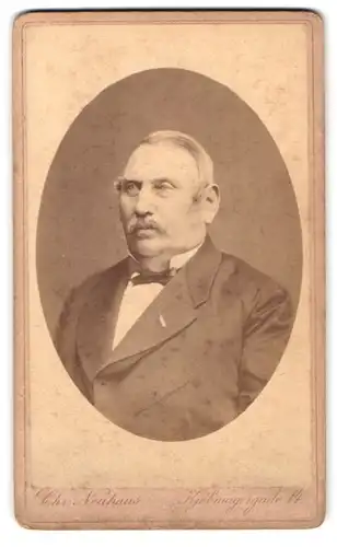 Fotografie Chr. Neuhaus, Kjöbenhavn, Kjöbmagergade 14, Portrait betagter Herr im Anzug