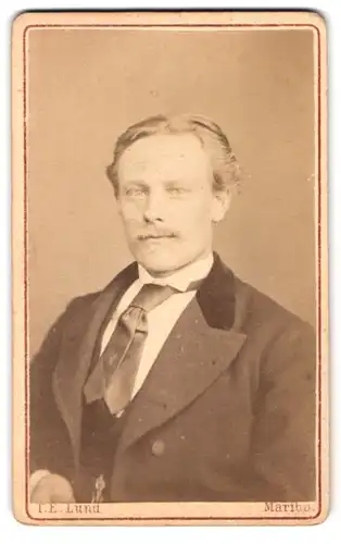 Fotografie Atelier Lund, Maribo, Portrait Herr im eleganten Anzug mit Krawatte