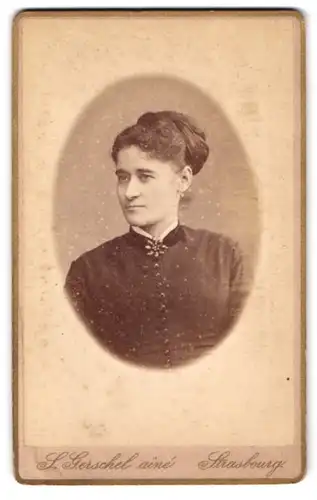 Fotografie Gerschel aine, Strasbourg, Alter Weinmarkt 46, Brünette Dame mit zusammengebundenem Haar & Brosche