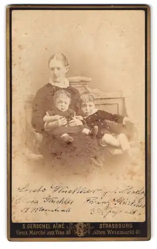 Fotografie S. Gerschel aine, Strasbourg, Alter Weinmarkt 46, Mutter mit Kindern im Foto-Atelier