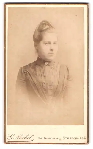 Fotografie G. Michel, Strassburg i. E., Steingasse 5, Portrait hübsche junge Frau mit geflochtenem Haar