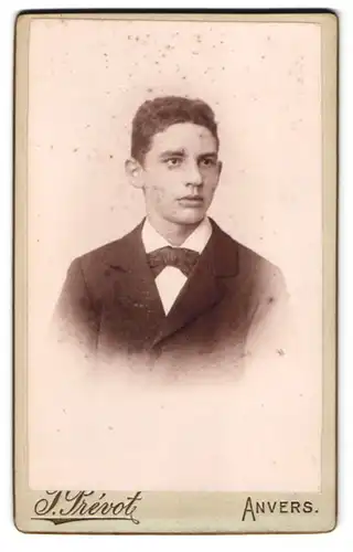 Fotografie J. Prevot, Anvers, 6 Rue de l'Ostrande, Portrait Bursche trägt Anzug und Fliege