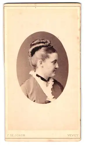 Fotografie F. De Jongh, Vevey, Portrait junge Dame mit hochgebundenem Haar