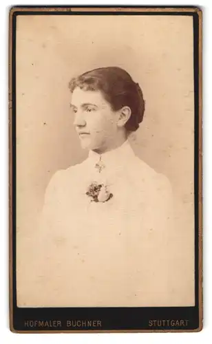 Fotografie Atelier Buchner, Stuttgart, Portrait junge Dame im weissen Kleid mit Ansteckblumen