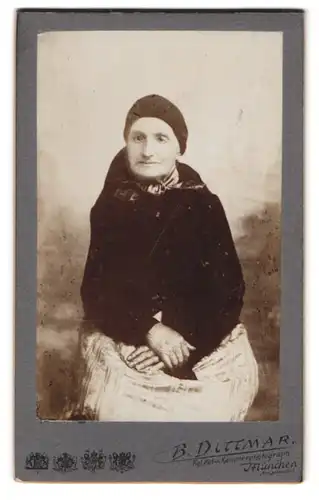 Fotografie B. Dittmar, München, Amalienstr. 8, Portrait betagte Dame mit Kopftuch