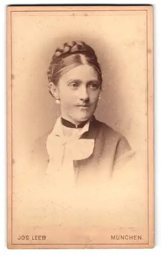 Fotografie Jos. Leeb, München, Schönfeldstrasse 18, Portrait hübsche junge Dame mit geflochtenem Haar