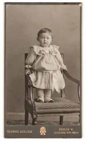 Fotografie Globus Atelier, Berlin, Leipzigerstrasse 132 /137, niedliches kleines Kind auf Stuhl stehend