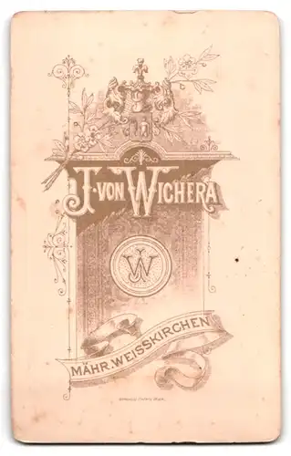 Fotografie J. von Wichera, Mähr. Weisskirchen, hübsches kleines Mädchen an Sessel festhaltend