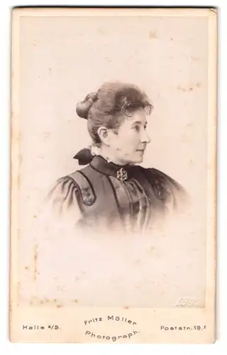 Fotografie Fritz Möller, Halle, Poststrasse 19, elegante Dame mit Schneeflockenbrosche am Kragen