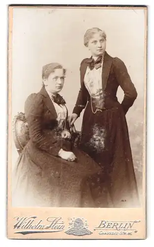 Fotografie Wilhelm Stein, Berlin, Chaussee-strasse 66, Mutter und Tochter in gleichem Outfit
