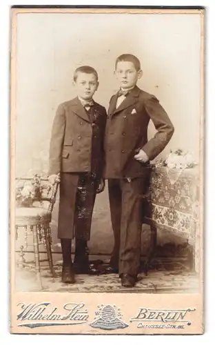 Fotografie Wilhelm Stein, Berlin, Chausseestrasse 66, zwei junge Brüder elegant posierend