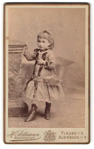 Fotografie Heinrich Axtmann, Plauen, Oberer Graben 19, niedliches kleines Mädchen mit Körbchen