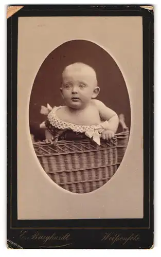 Fotografie E. Burghardt, Weissenfels, Saalstrasse 22, niedliches Baby in einem Korb sitzend