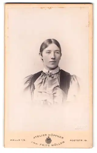 Fotografie Atelier Höpfner, Halle, Poststrasse 19, hübsche junge Dame mit Spitzenkragen