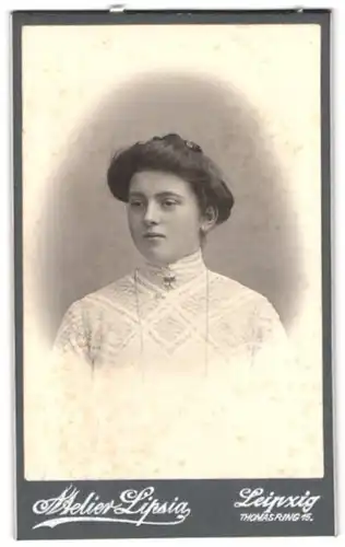 Fotografie Atelier Lipsia, Leipzig, Thomasring 15, hübsche junge Dame mit melancholischem Blick