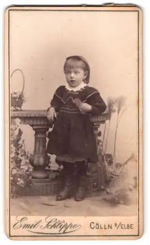 Fotografie Emil Schlippe, Cölln, aufgeregtes kleines Mädchen mit Papier in der Hand