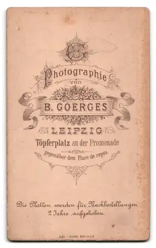 Fotografie B. Goerges, Leipzig, Töpferplatz, hübsches Bild von Mutter und Kind