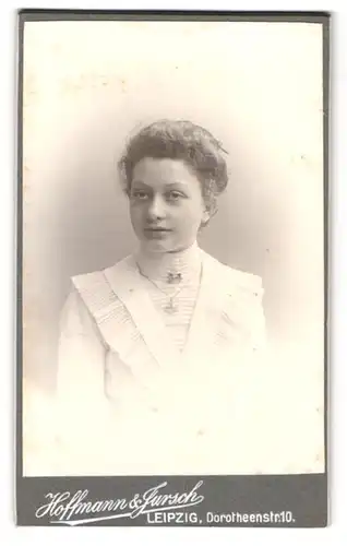 Fotografie Hoffmann & Jursch, Leipzig, Dorotheen-Strassse 10 pt., Portrait junge Dame im hübschen Kleid