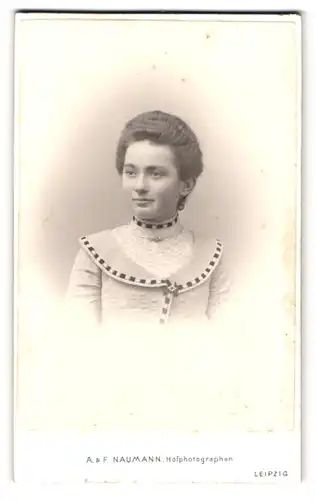 Fotografie A. & F. Naumann, Leipzig, Dorotheenstrasse 6, Portrait junge Dame in modischer Kleidung