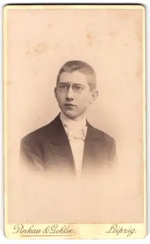 Fotografie Pinkau & Gehler, Leipzig, Turnerstrasse 11 prt., Portrait junger Mann im Anzug mit Zwicker