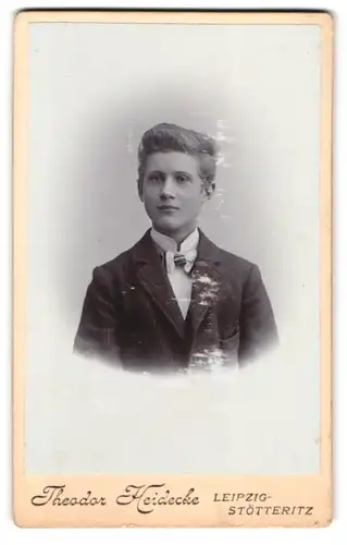 Fotografie Theodor Heidecke, Leipzig-Stötteritz, Portrait junger Mann im Anzug mit Fliege