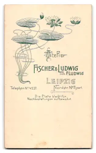 Fotografie Fischer & Ludwig, Leipzig, Portrait kleiner Junge im Anzug mit Fliege