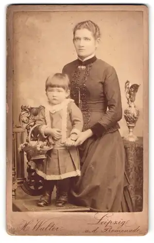 Fotografie Hermann Walter, Leipzig, An der Promenade, Portrait bürgerliche Dame mit kleinem Mädchen an der Hand