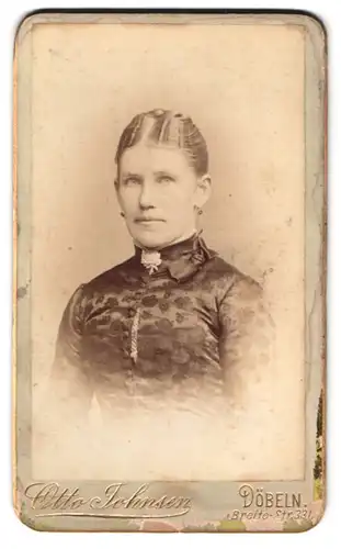 Fotografie Otto Johnsen, Döbeln, Breite Strasse 331, Portrait junge Dame mit zeitgenössischer Frisur