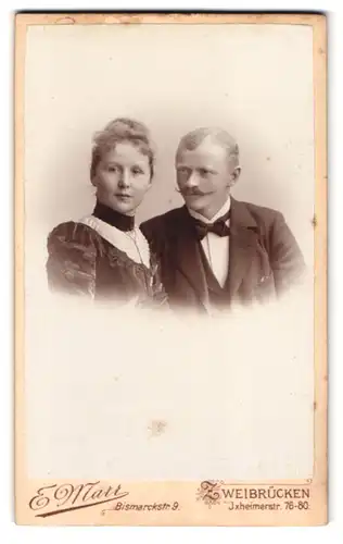 Fotografie E. Marr, Zweibrücken, Ixheimerstrasse 76-80, Portrait junges Paar in hübscher Kleidung