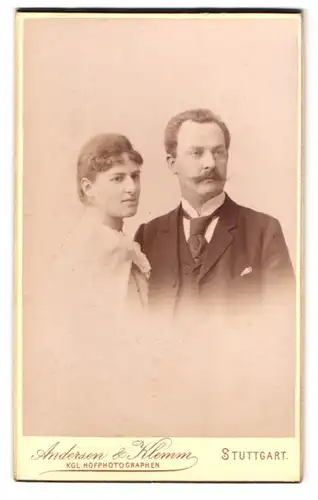 Fotografie Andersen & Klemm, Stuttgart, Charlottenstrasse 8, Portrait bürgerliches Paar in modischer Kleidung