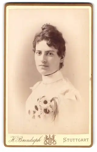 Fotografie Hermann Brandseph, Stuttgart, Marienstrasse 36, Portrait junge Dame im Kleid mit Ansteckblumen