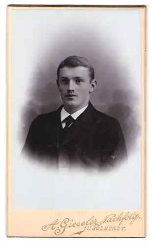 Fotografie A. Gieseler Nachfolger, Ingolstadt, Milchstrasse 14, Portrait junger Herr im Anzug mit Krawatte