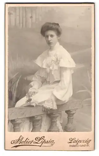 Fotografie Lipsia, Leipzig, Thomasring 15, Portrait junge Dame im weissen Kleid