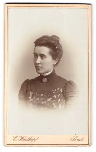 Fotografie E. Hartkopf, Soest, Portrait junge Dame mit Kragenbrosche