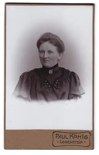 Fotografie Paul König, Lobenstein, Portrait bürgerliche Dame mit Kragenbrosche