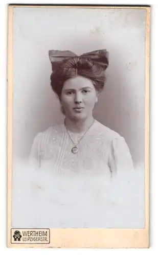 Fotografie Wertheim, Berlin, Leipzigerstrasse, Portrait junge Dame mit Haarschleife und Medaillon