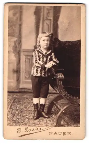 Fotografie J. Laski, Nauen, Damm-Strasse, Portrait kleiner Junge in modischer Kleidung