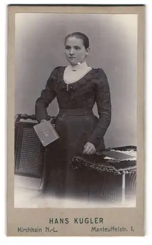 Fotografie Hans Kugler, Kirchhain, Manteuffelstrasse 1, Portrait junge Dame im Kleid mit Buch in der Hand