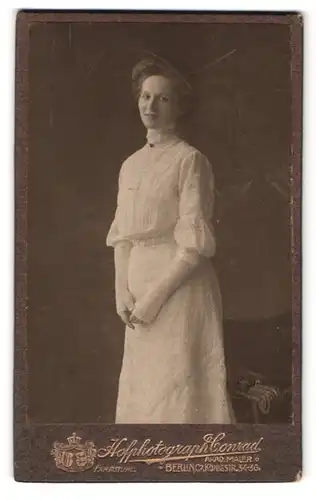 Fotografie Rudolph Conrad, Berlin, Königstrasse 34-36, Portrait junge Dame im weissen Kleid