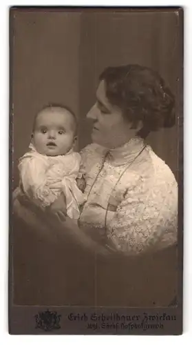 Fotografie Erich Scheithauer, Zwickau, Portrait bürgerliche Dame mit Baby auf dem Arm