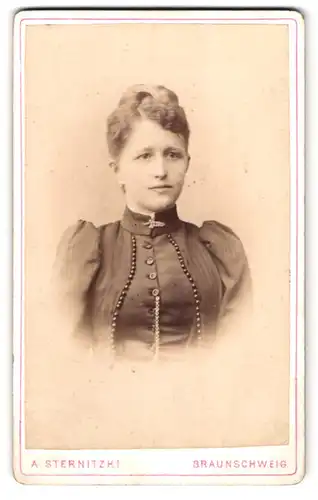 Fotografie A. Sternitzki, Braunschweig, Steinweg 10, Portrait junge Dame mit Hochsteckfrisur