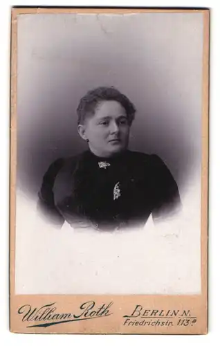 Fotografie William Roth, Berlin-N, Friedrichstrasse 113 a, Portrait bürgerliche Dame im hübschen Kleid