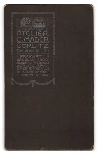 Fotografie C. Mader, Görlitz, Berlinerstr. 24, Hausfrau im Foto-Atelier sitzend