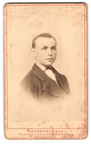 Fotografie R. Ronneberger, Chemnitz, Dresdnerstr. 27, Portrait Bursche im Anzug