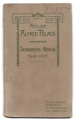 Fotografie Alfred Polack, Berlin-Schöneberg, Hauptstr. 11, Mädchen im schwarzen Mantel auf Sessel stehend